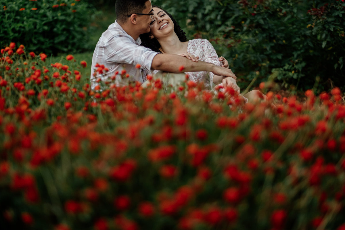 noivos no meio das flores