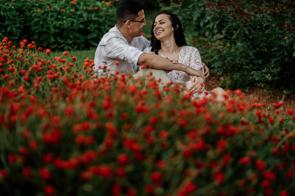 noivos no meio das flores