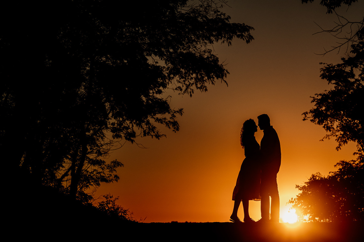 silhueta dos noivos no por do sol