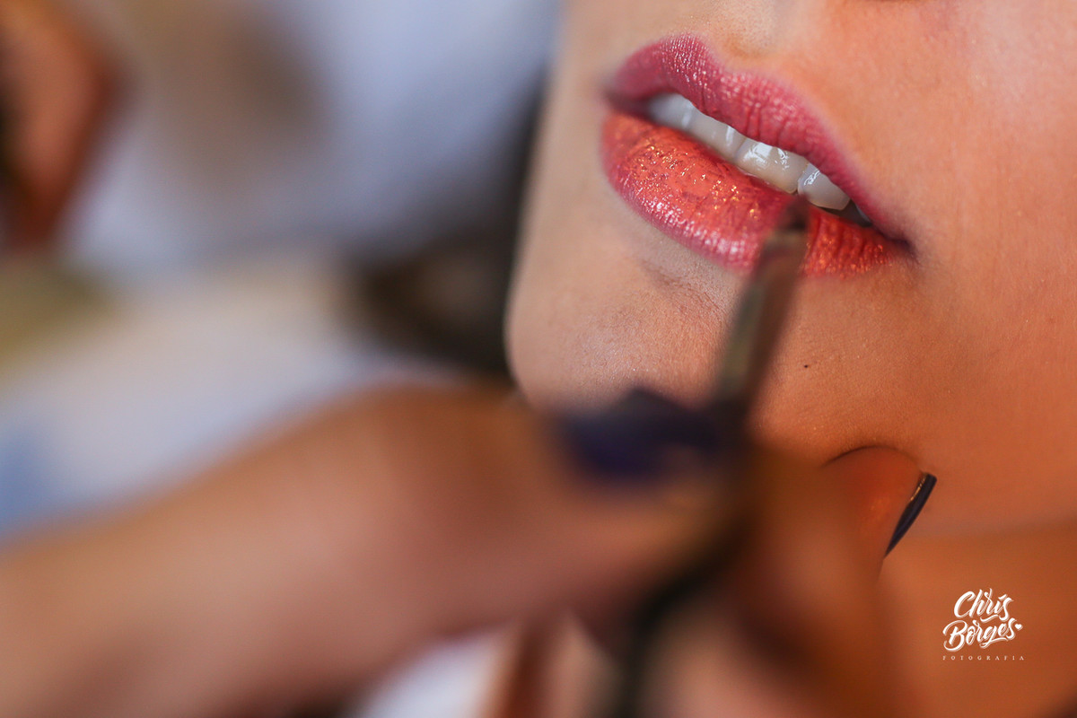 noiva maquiando, noiva retocando o batom