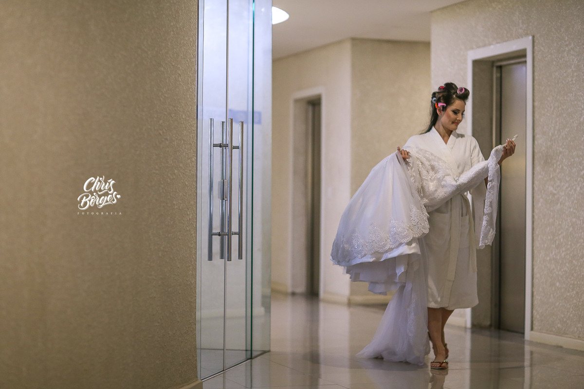 noiva levando o vestido