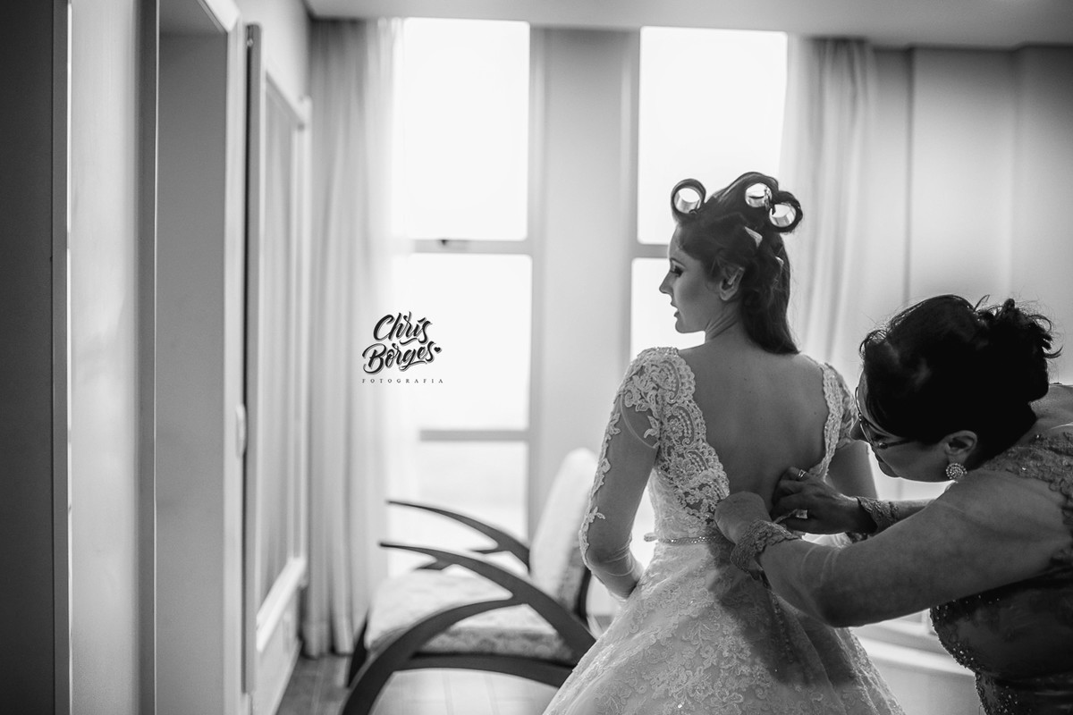 mamãe fechando o vestido da noiva