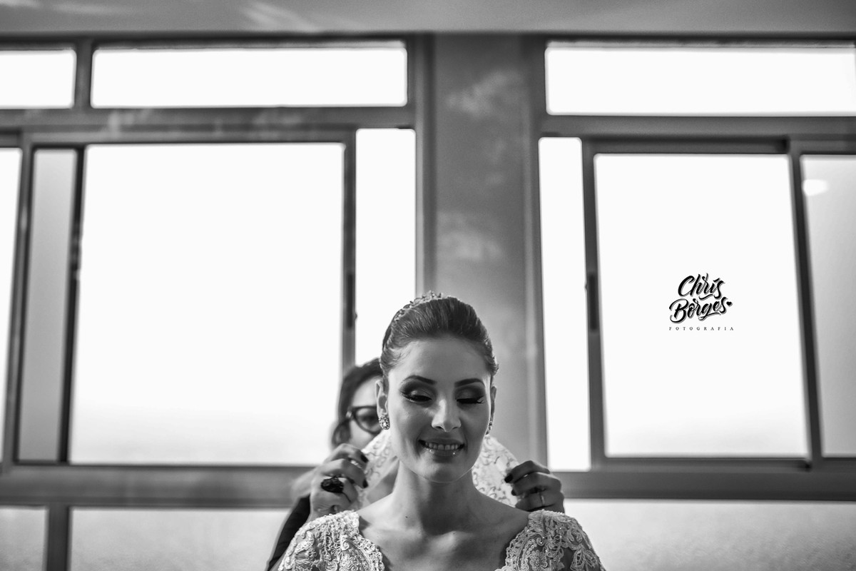 maquiadora fixando o véu da noiva