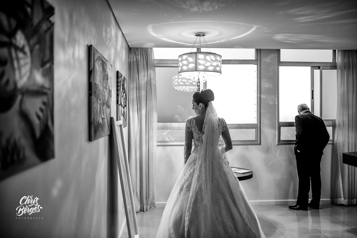 noiva dando os últimos retoques