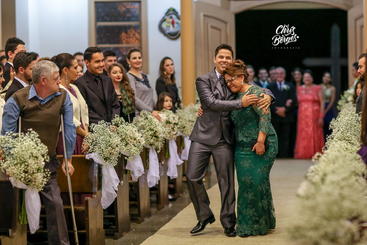 entrada do noivo com a mãe