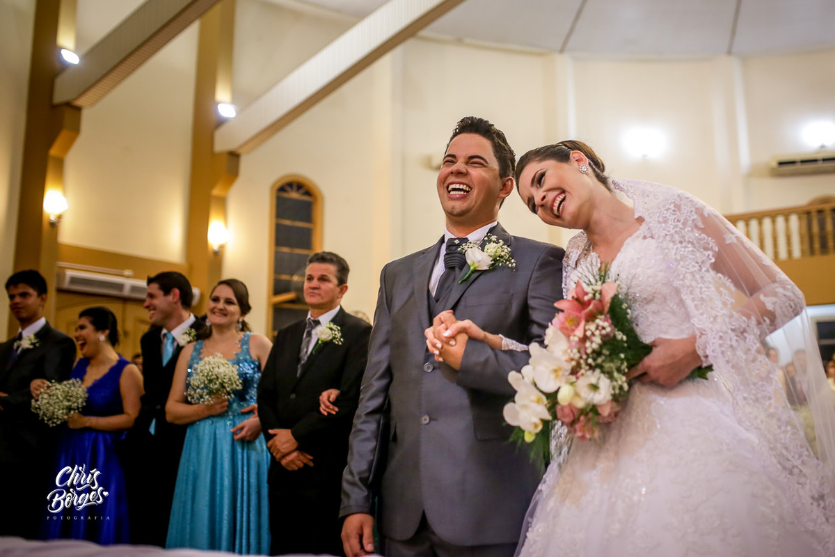 noivos em momento feliz