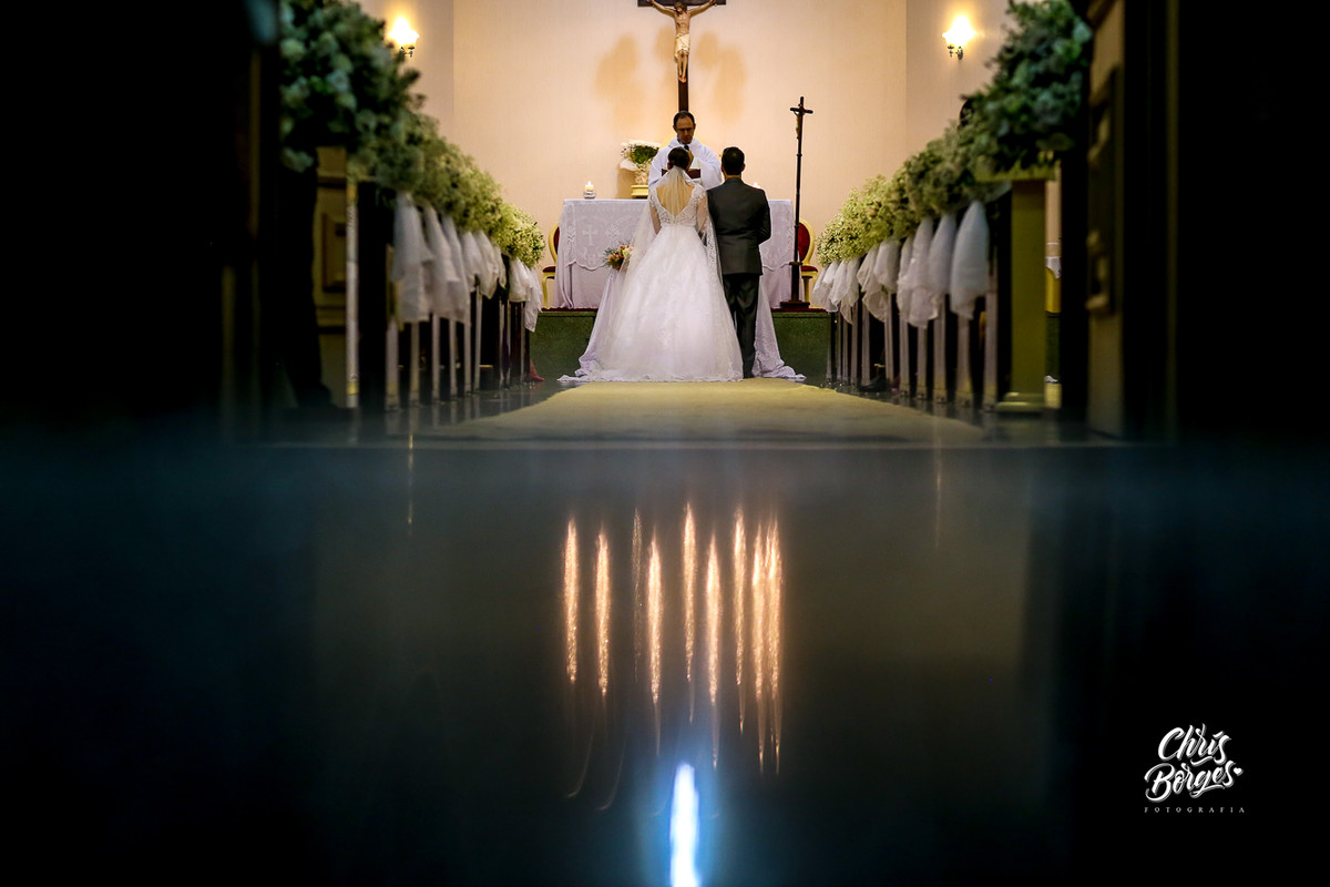 noivos no corredor da igreja