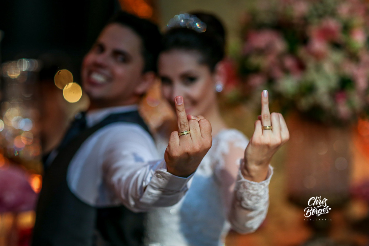 noivos mostrando o dedo
