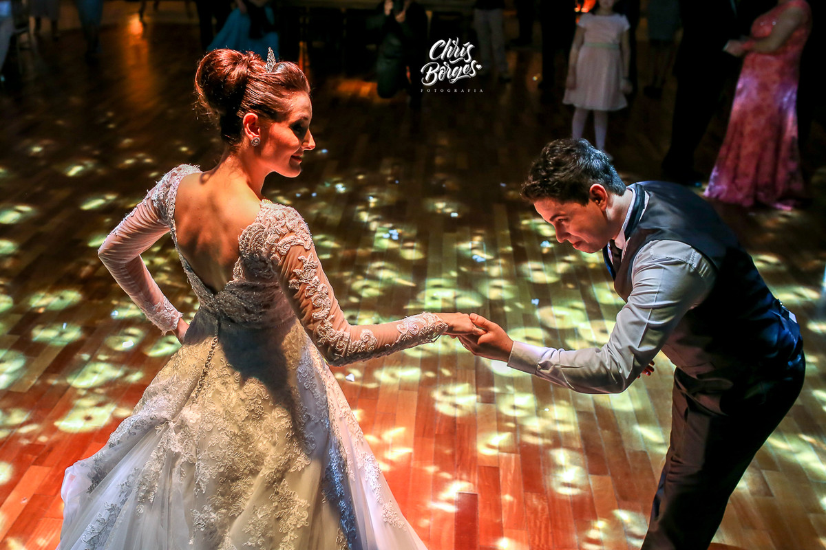 noivos dançando
