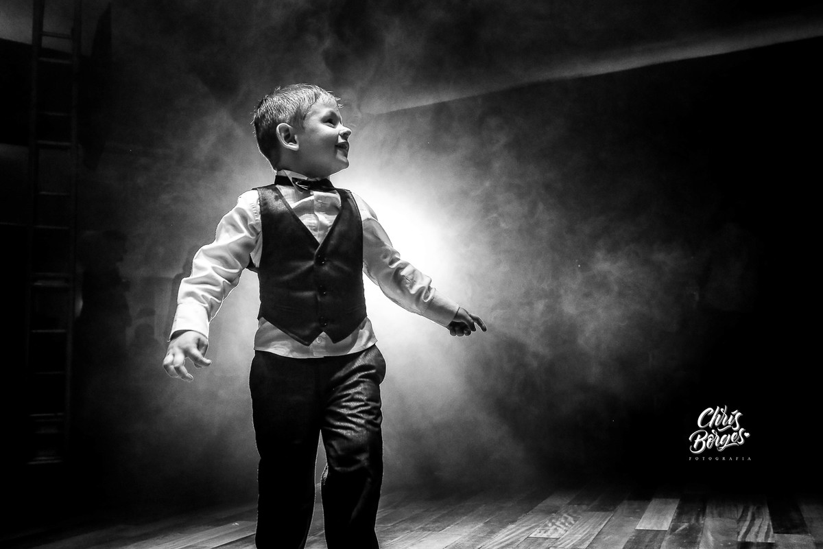 criança iluminada na pista de dança