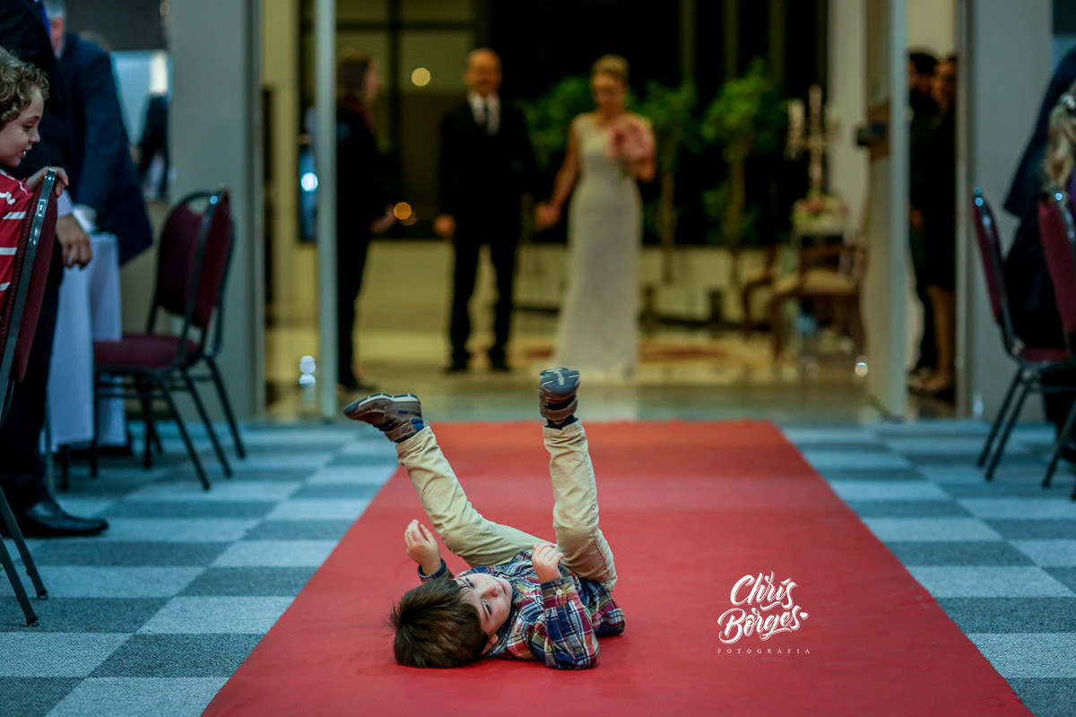 criança no tapete vermelho