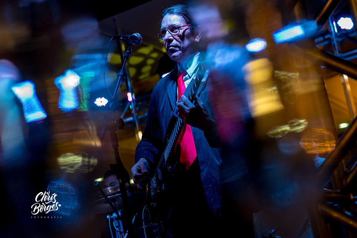 o músico em meio as luzes