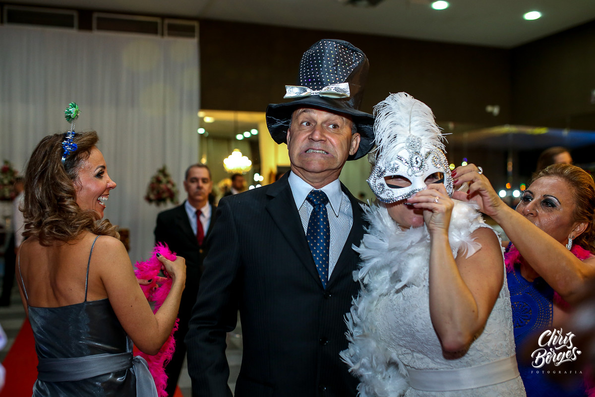 a noiva e o noivo devidamente mascarados