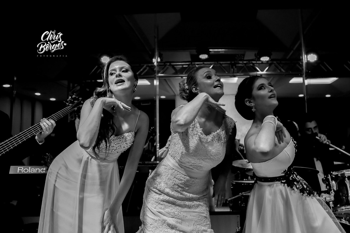 a noiva e as filhas dançando