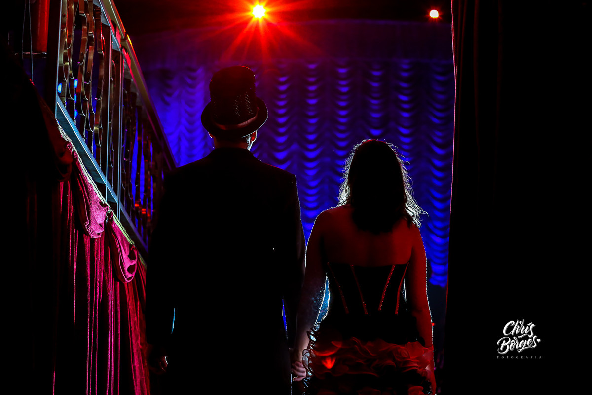 casal entrando no circo