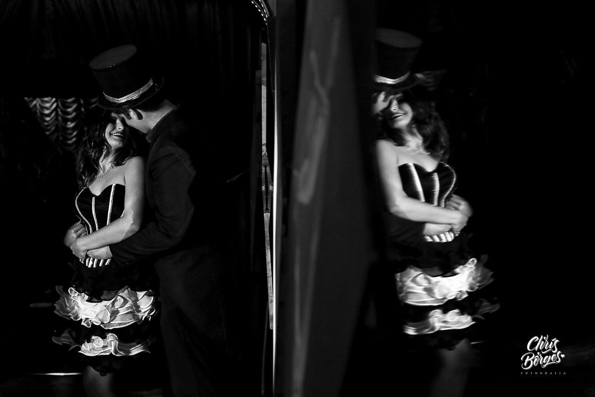 casal na entrada do circo