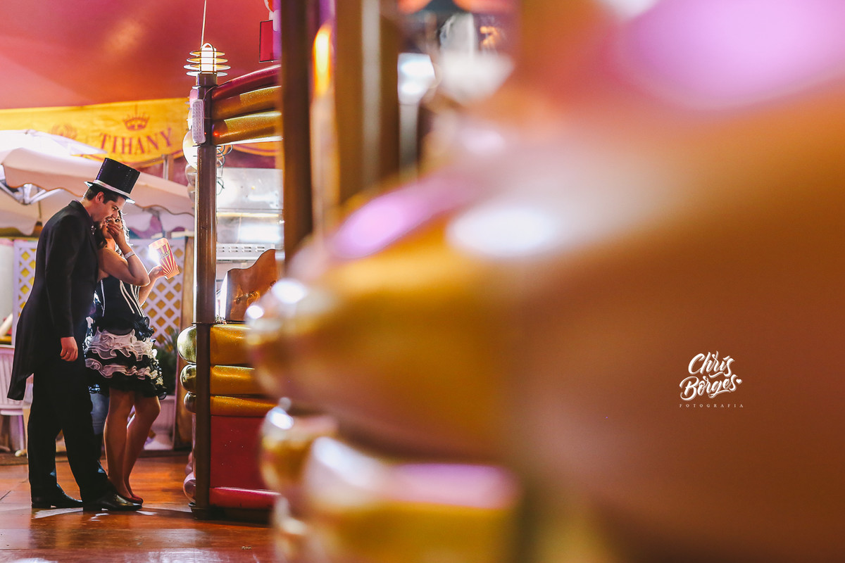 o casal comprando pipoca