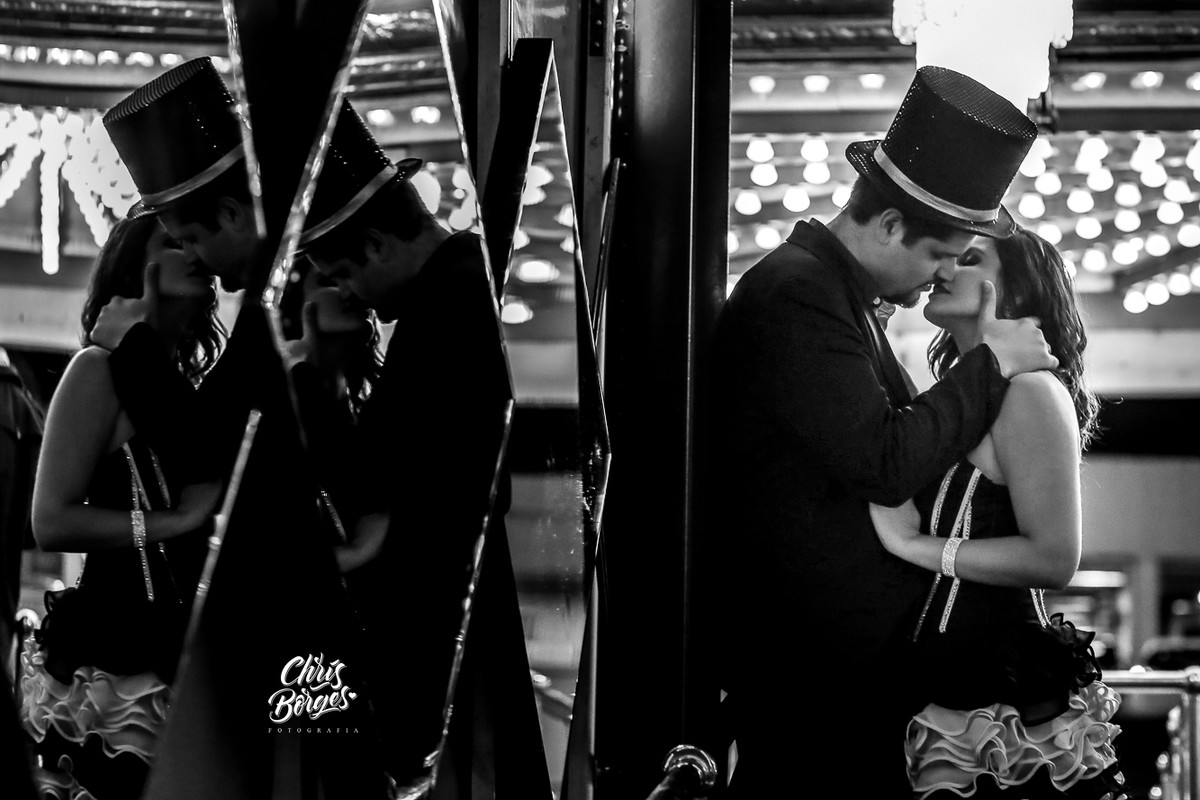 o casal na entrada do circo