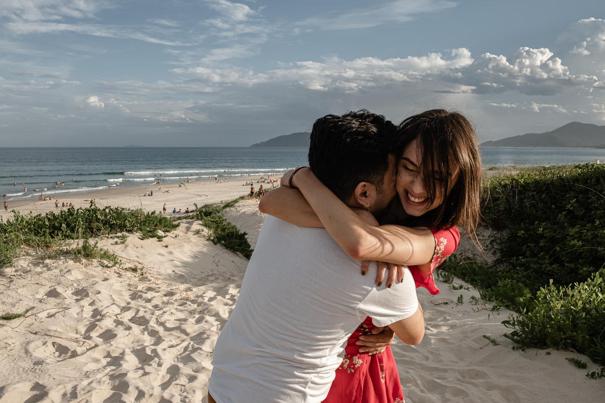 noivos se abraçando na areia da praia do campeche em floripa no ensaio pré-casamento