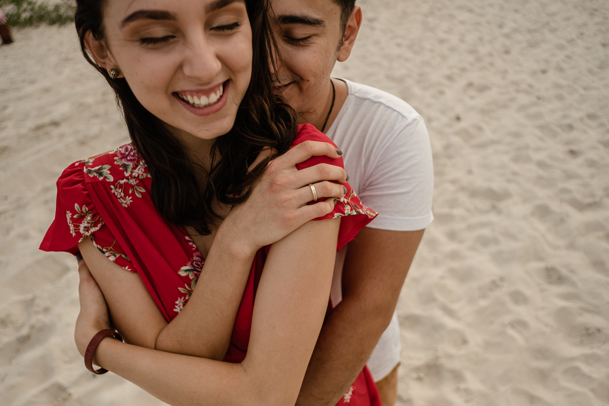 noivos se abraçando na areia da praia do campeche em floripa no ensaio pré-casamento