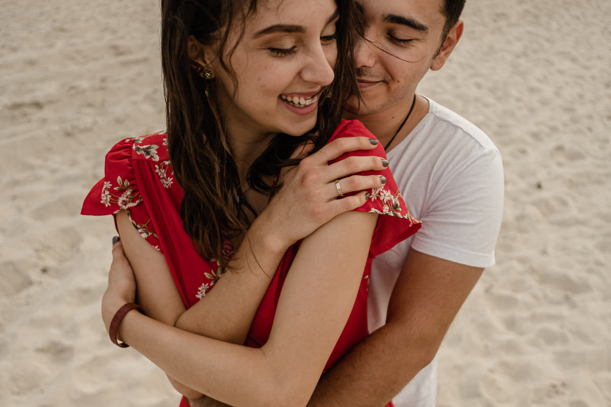 noivos se abraçando na areia da praia do campeche em floripa no ensaio pré-casamento