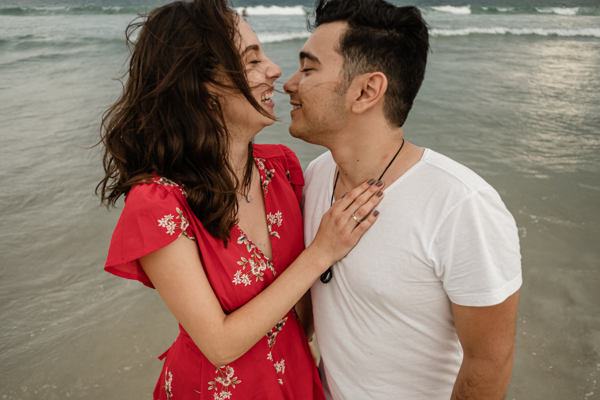 noivos se abraçando na areia da praia do campeche em floripa no ensaio pré-casamento