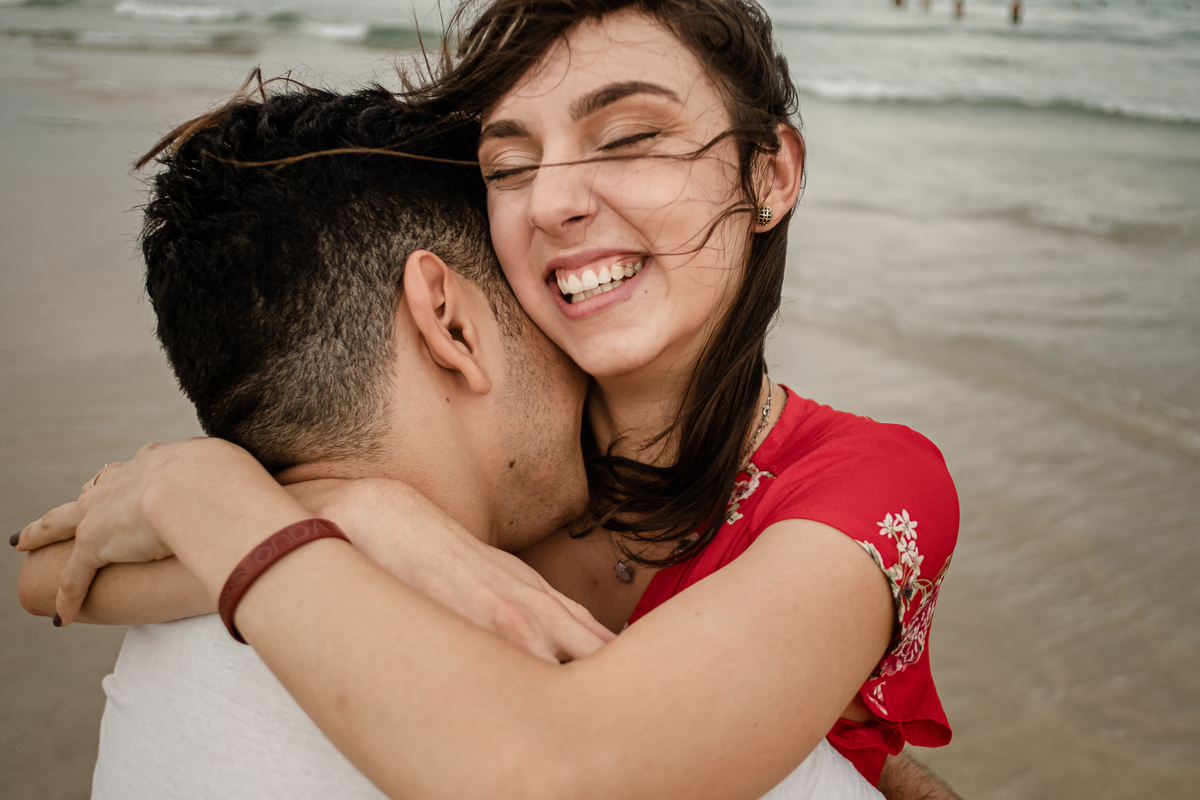 noivos se abraçando na areia da praia do campeche em floripa no ensaio pré-casamento