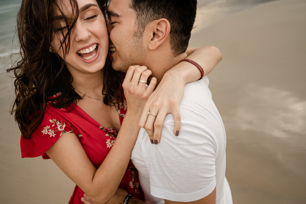 noivos se abraçando na areia da praia do campeche em floripa no ensaio pré-casamento