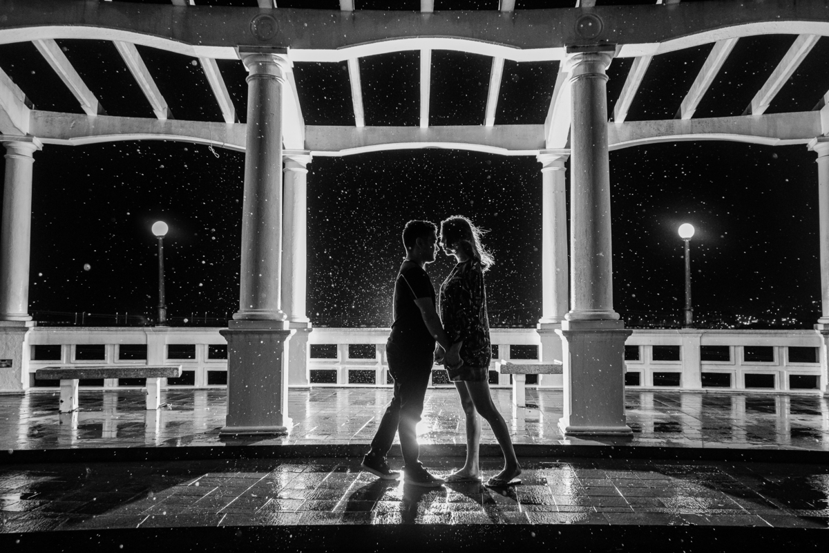 noivos se beijando no ensaio pré-casamento próximos a ponte Hercílio Luz em Florianópolis