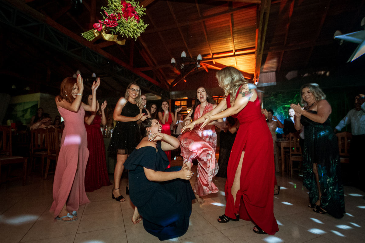 Convidada chuta o bouquet da mão da outra convidada