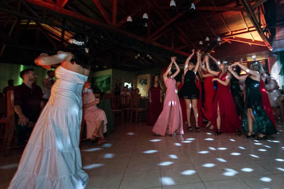 noiva jogando o bouquet