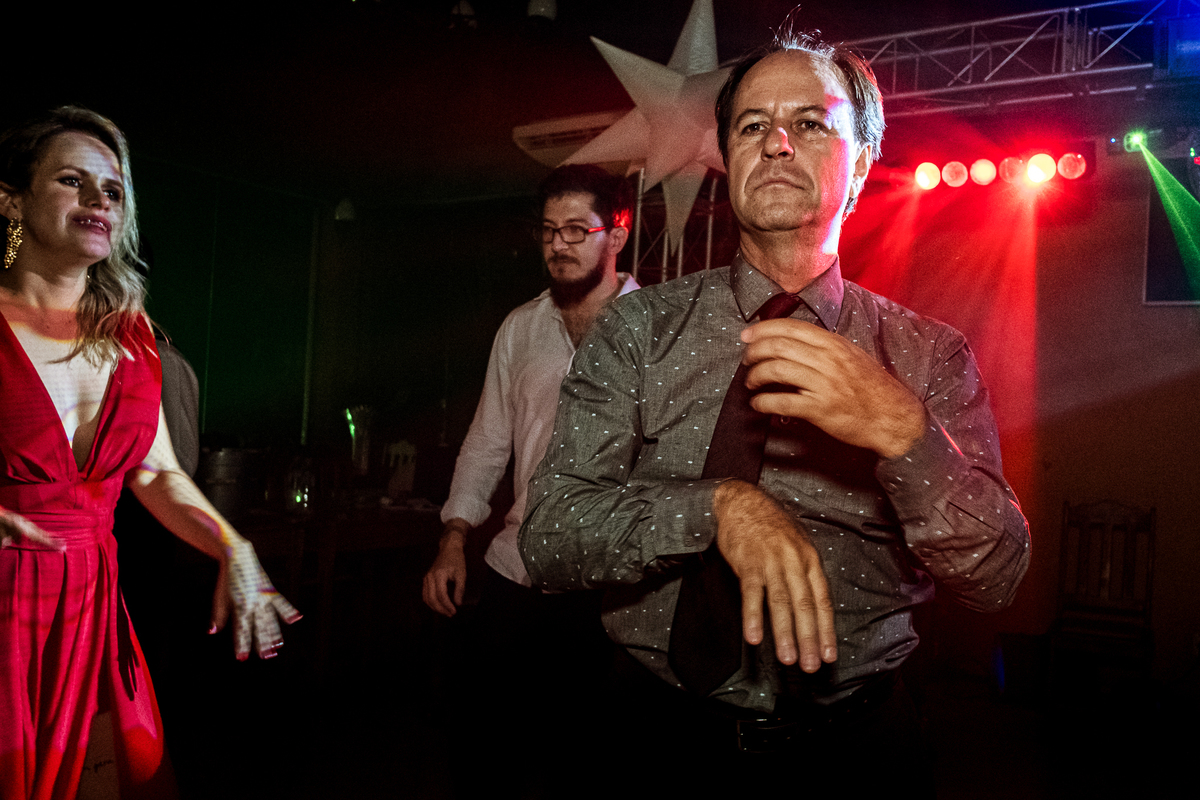 pai da noiva dançando