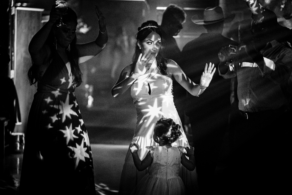 noiva dançando com criança