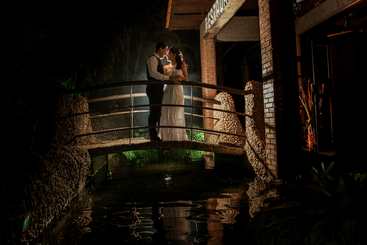 retrato dos noivos sobre ponte