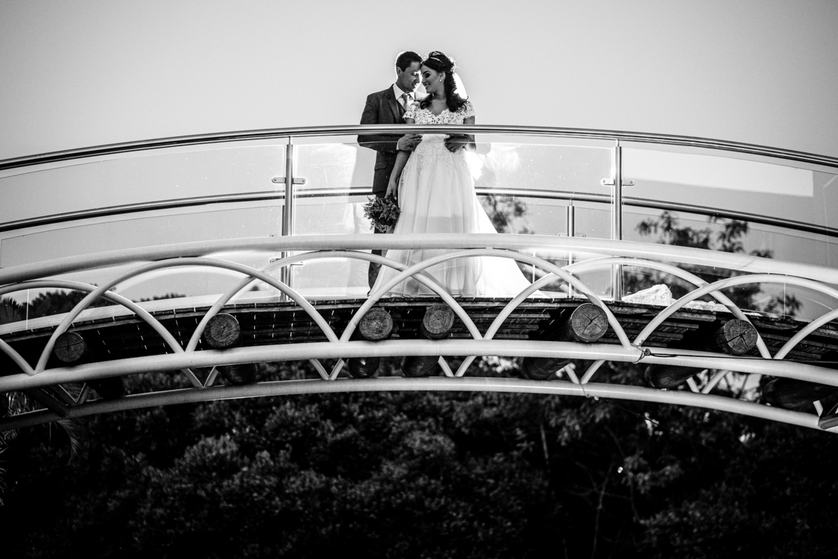 retrato dos noivos sobre ponte