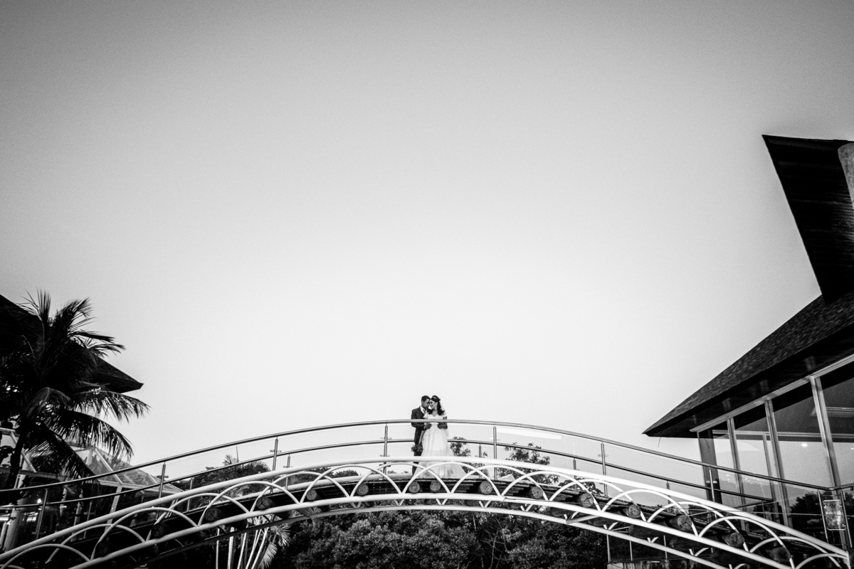retrato dos noivos sobre ponte
