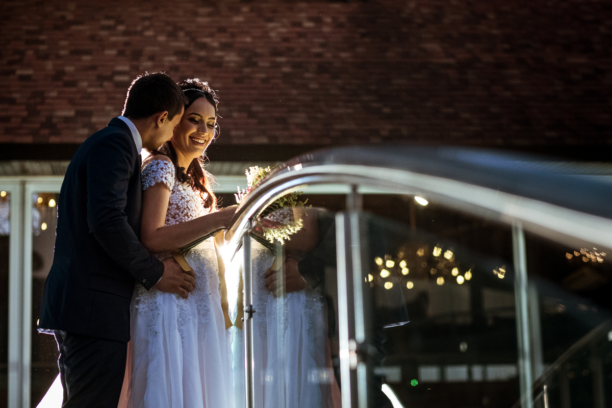 retrato dos noivos sobre ponte