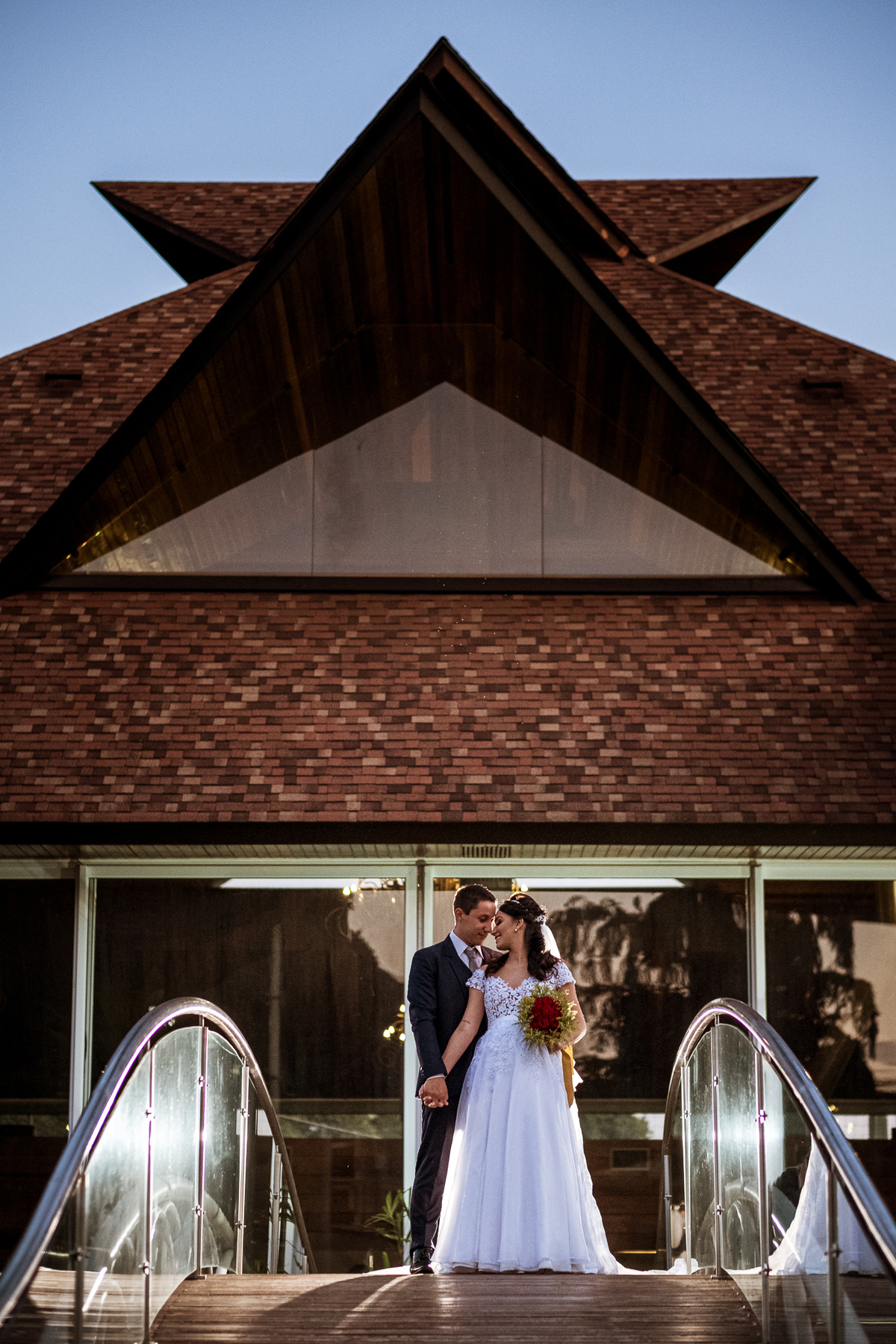 retrato dos noivos sobre ponte