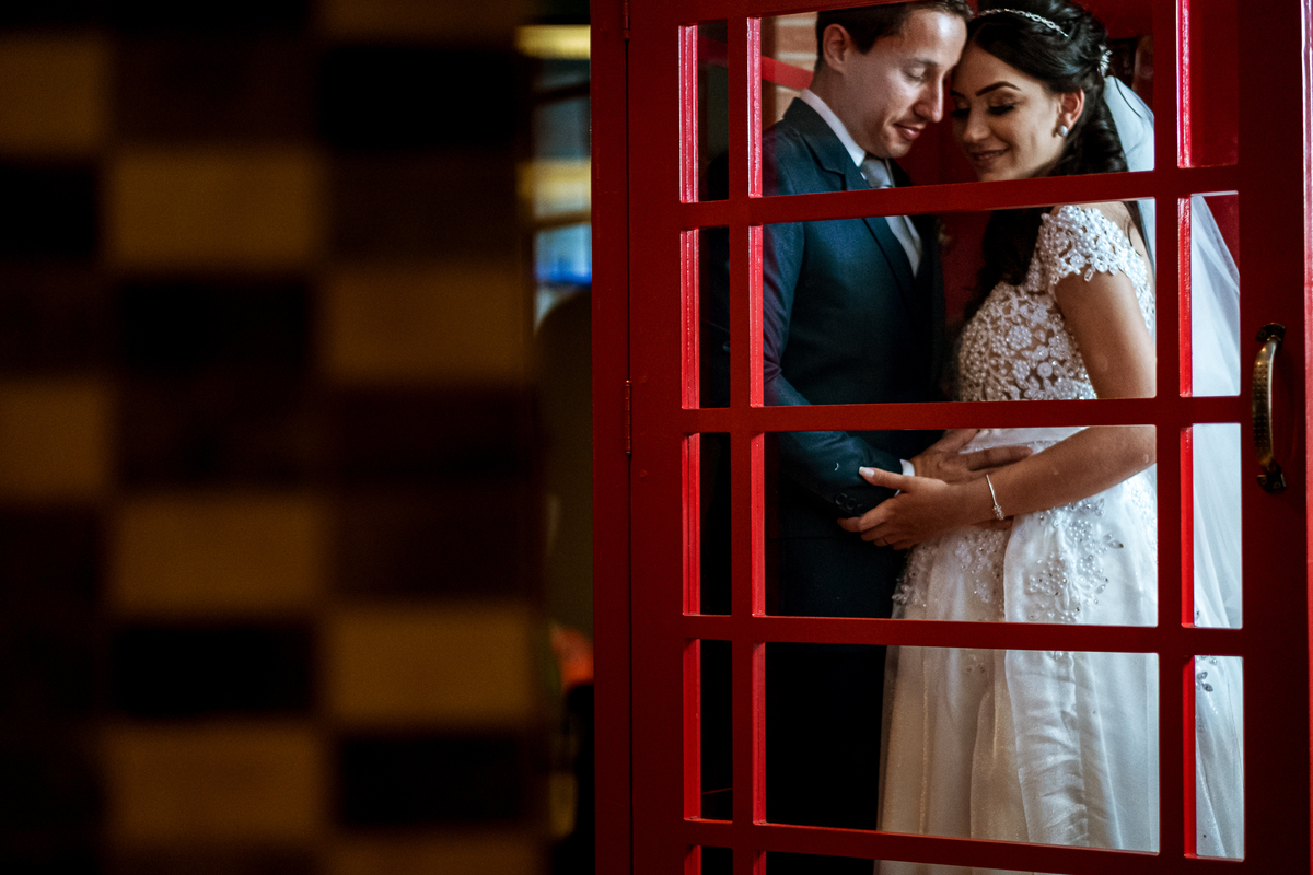 retrato dos noivos em cabine telefônica