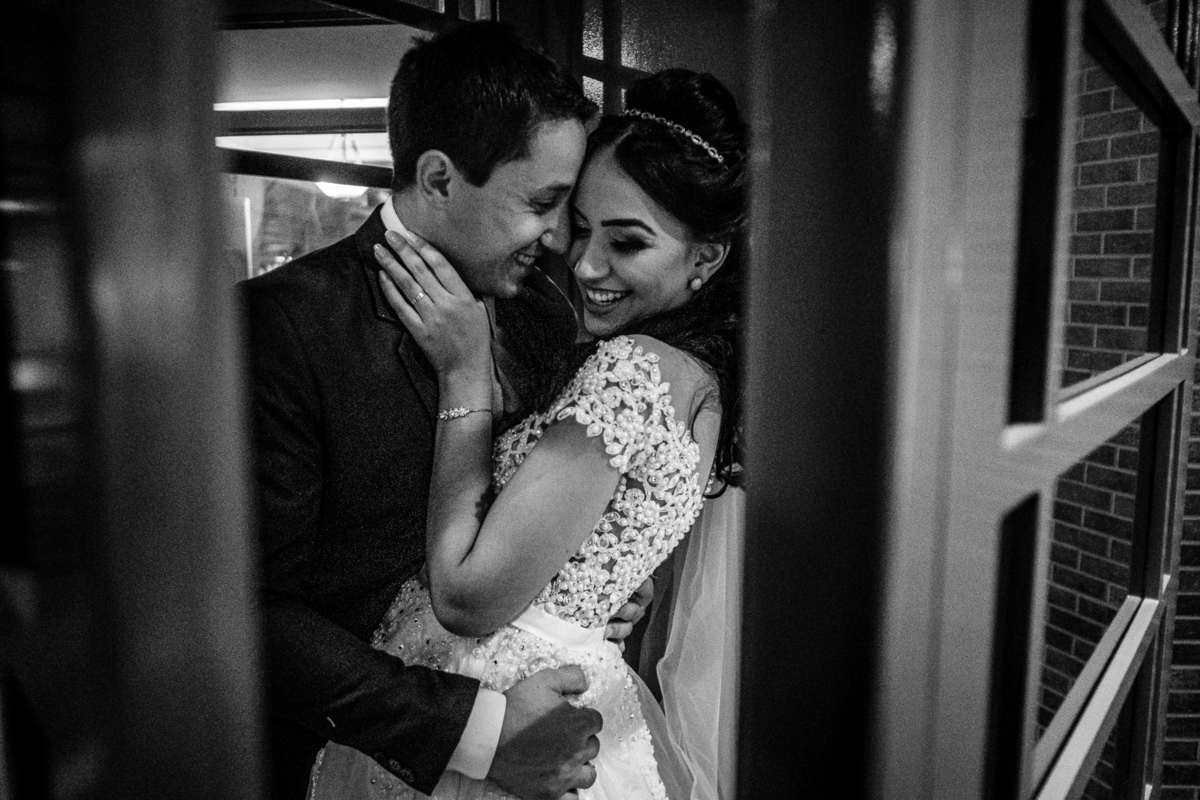 retrato dos noivos em cabine telefônica