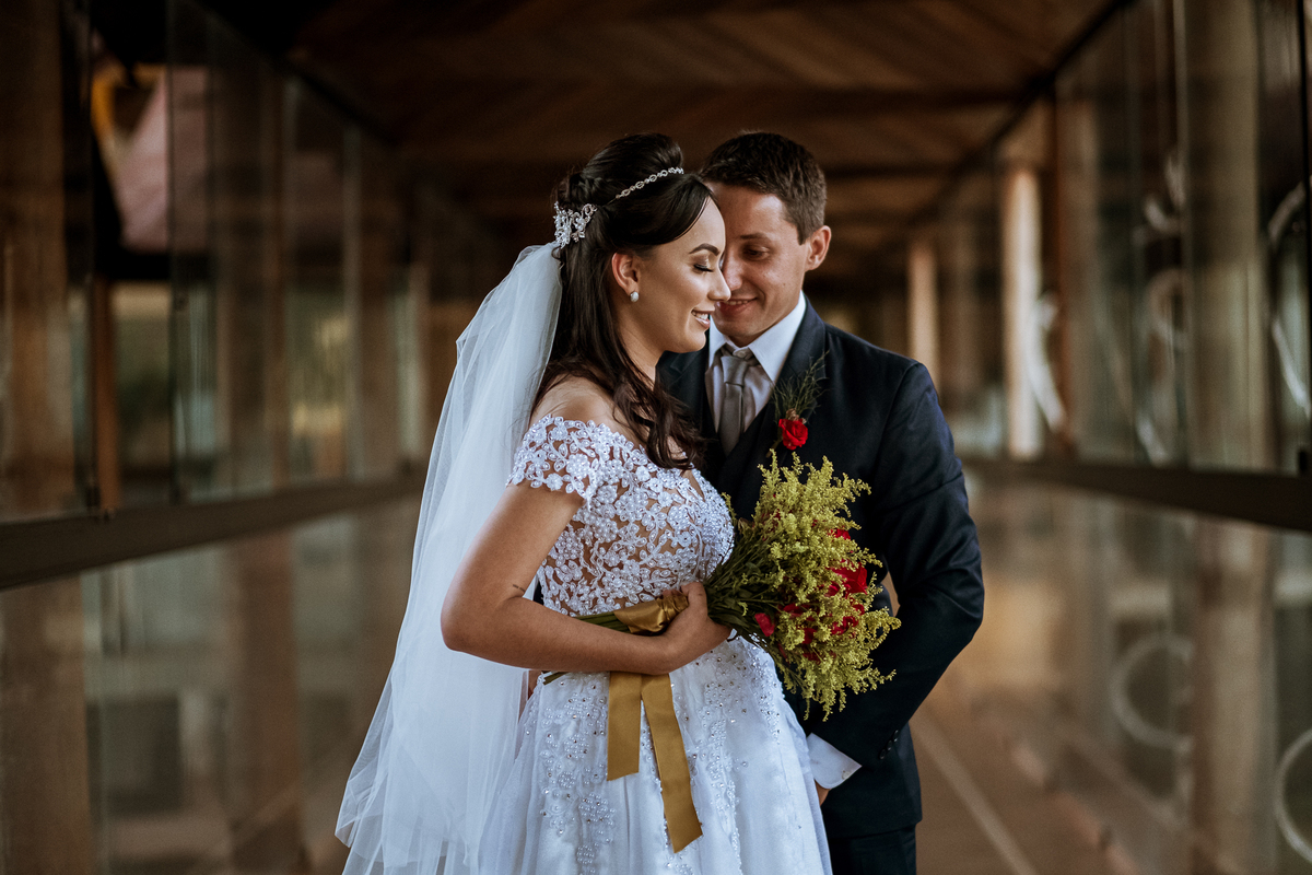 retrato dos noivos em corredor do hotel