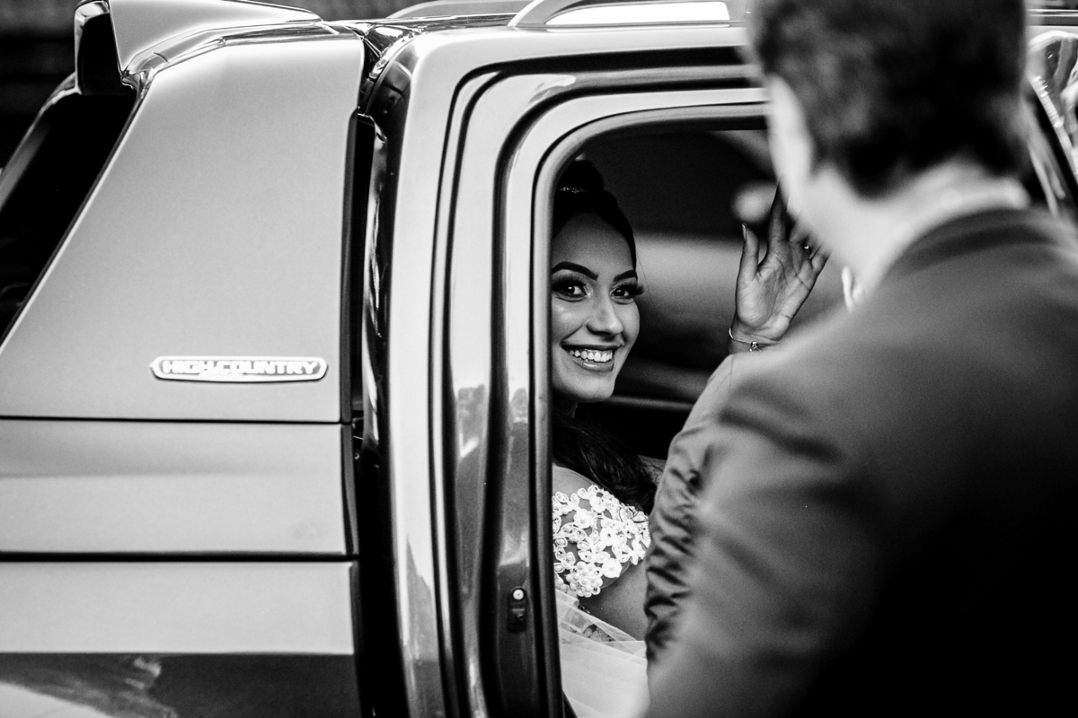 noiva olhando seu pai na chegada na igreja