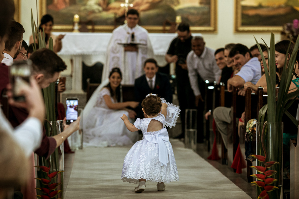 daminha de honra levando as alianças