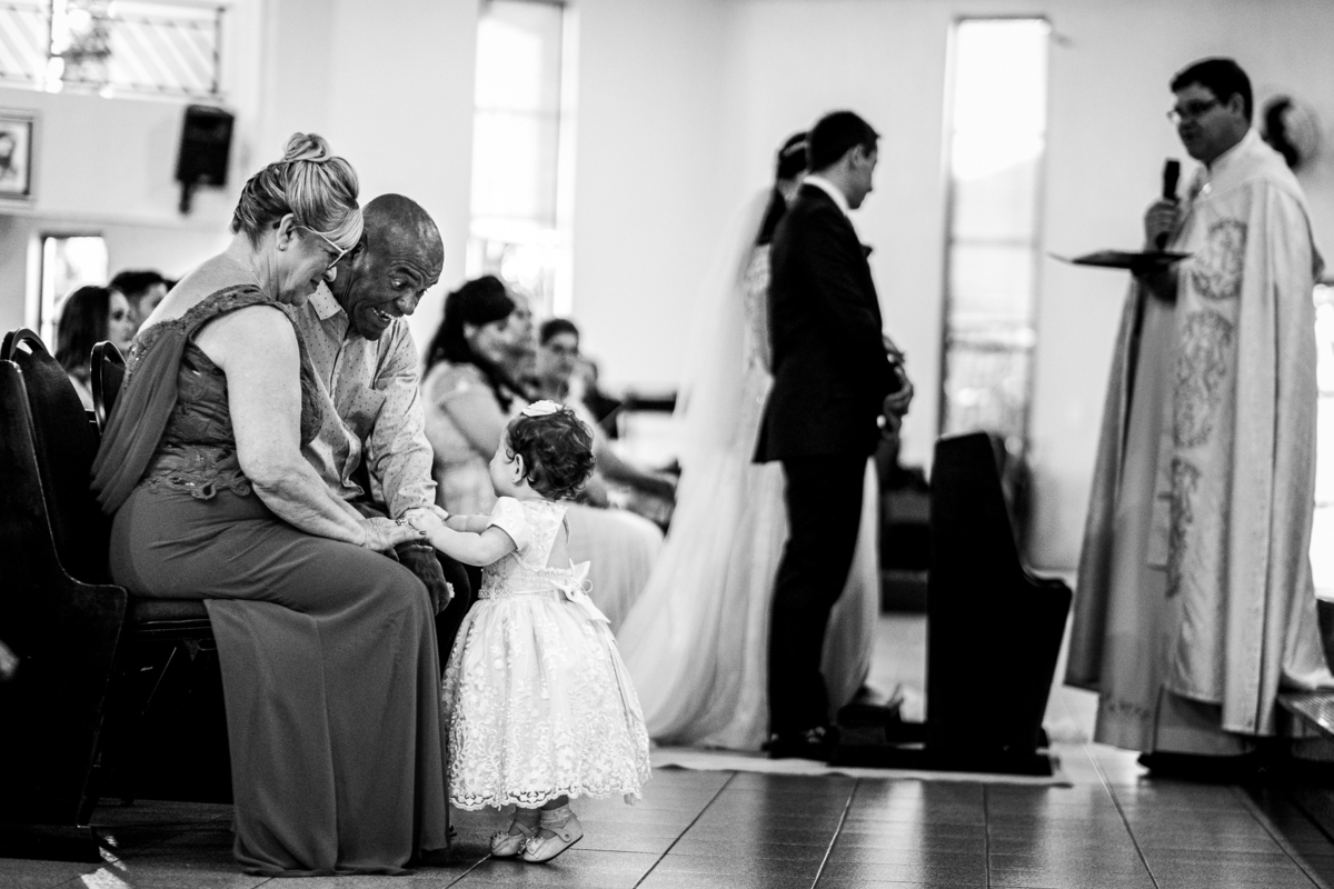 daminha de honra brincando com os avós na cerimônia