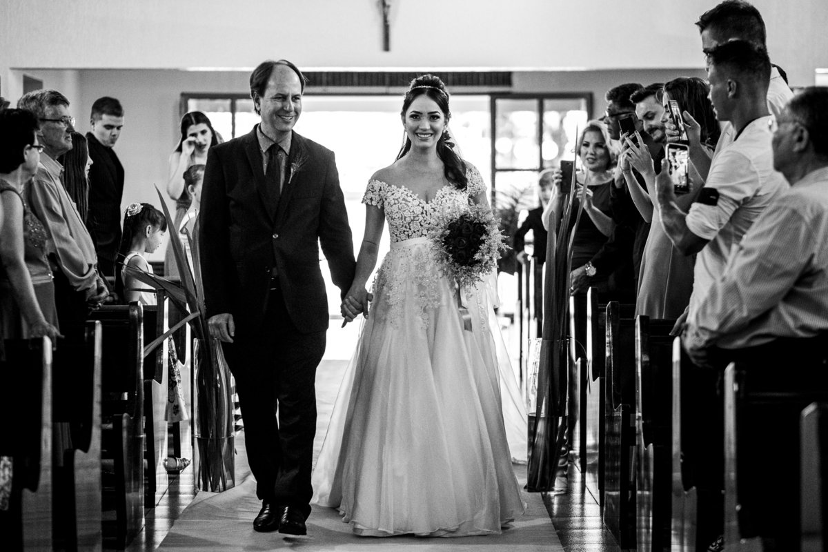 a pai levando a noiva até o altar