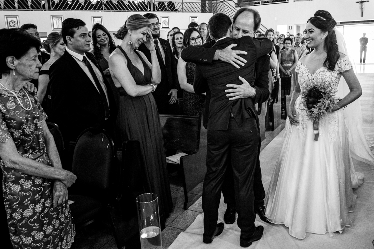 o pai entregando a noiva ao noivo na cerimônia