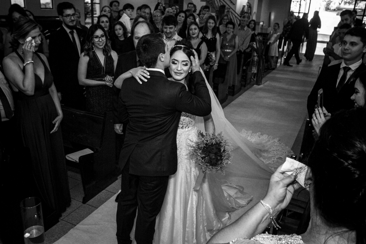 o noivo recebendo a noiva na cerimônia