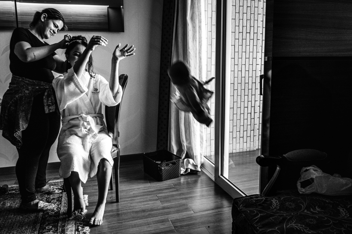 noiva atirando sua boneca