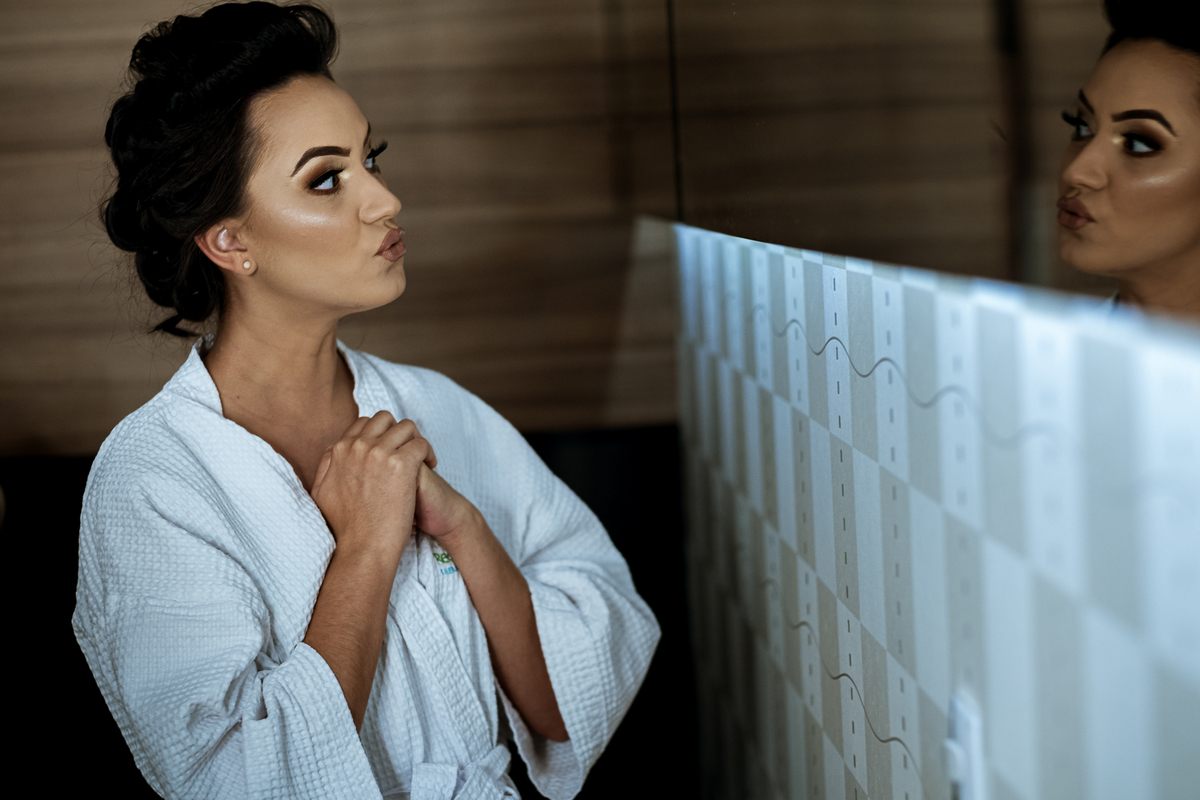 noiva fazendo caretas em frente ao espelho