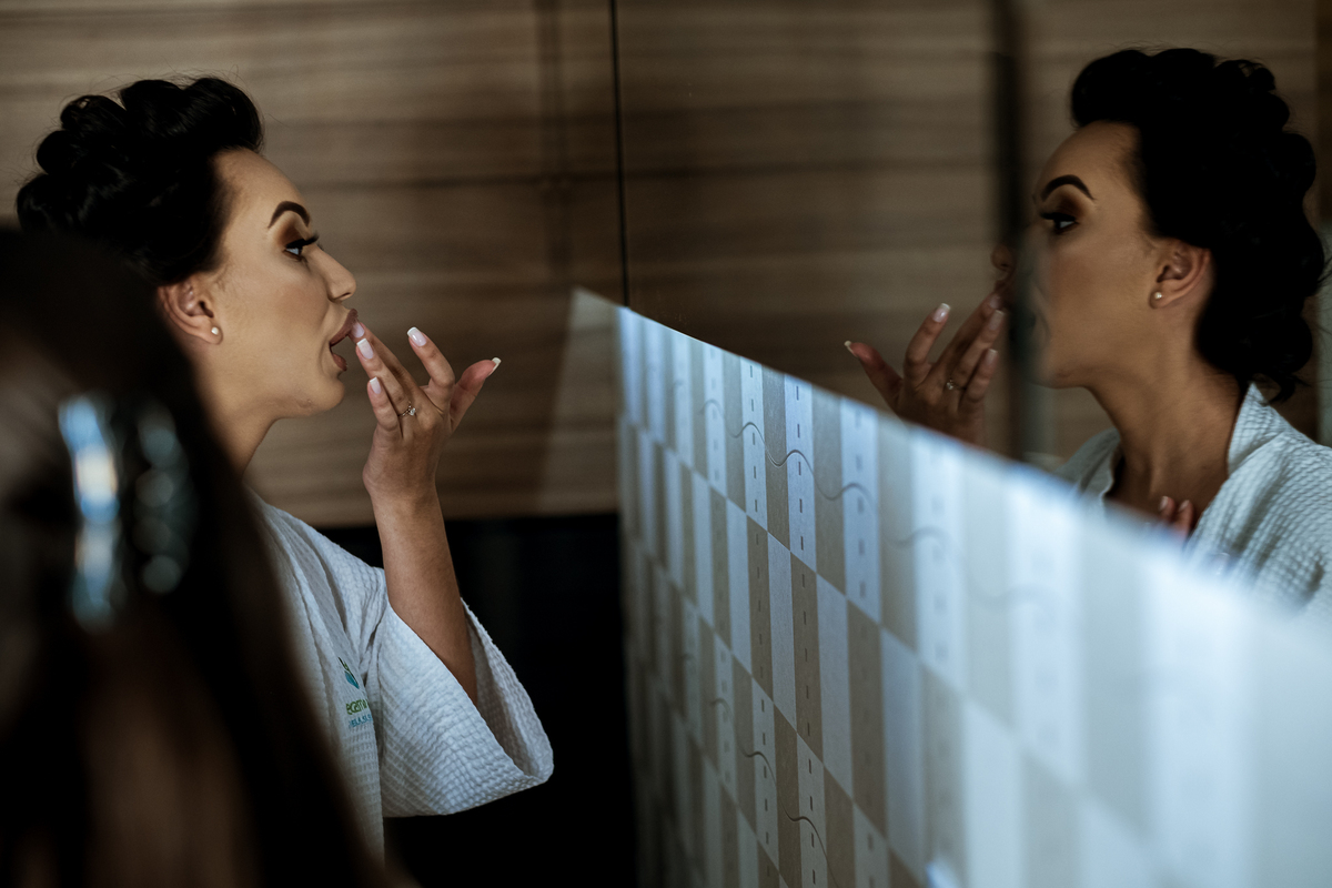 noiva fazendo caras e bocas em frente ao espelho